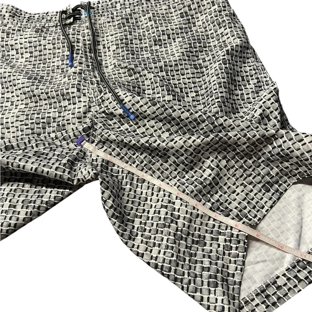 Tommy Bahama Black, Gray and White Board Shorts with Modern Pattern Size Large